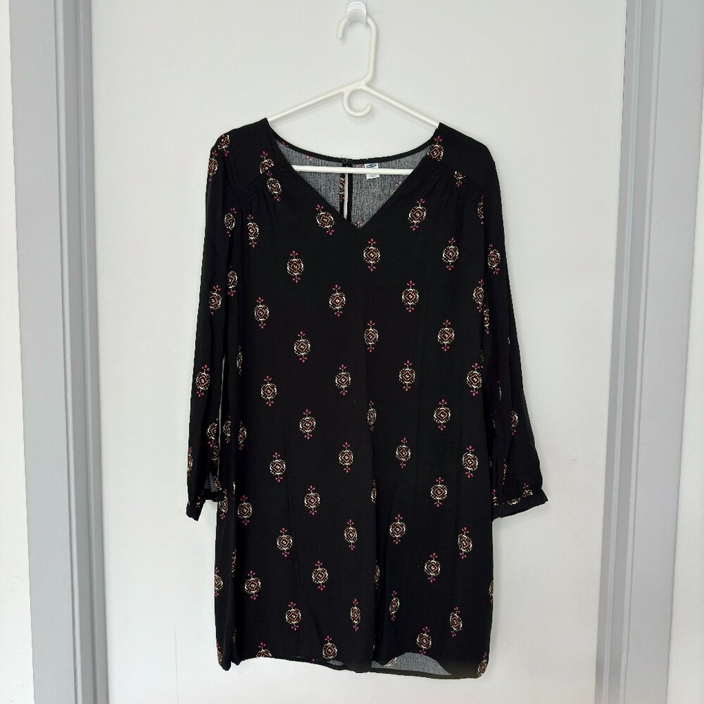 OLD NAVY black medallion print long sleeve V neck rayon shift dress. Size M